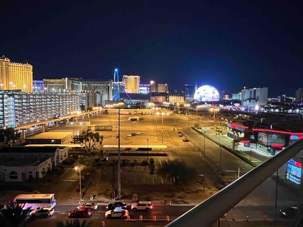 Mgm Balcony Strip Sphere And F1 Race Views Сasa de vacaciones
